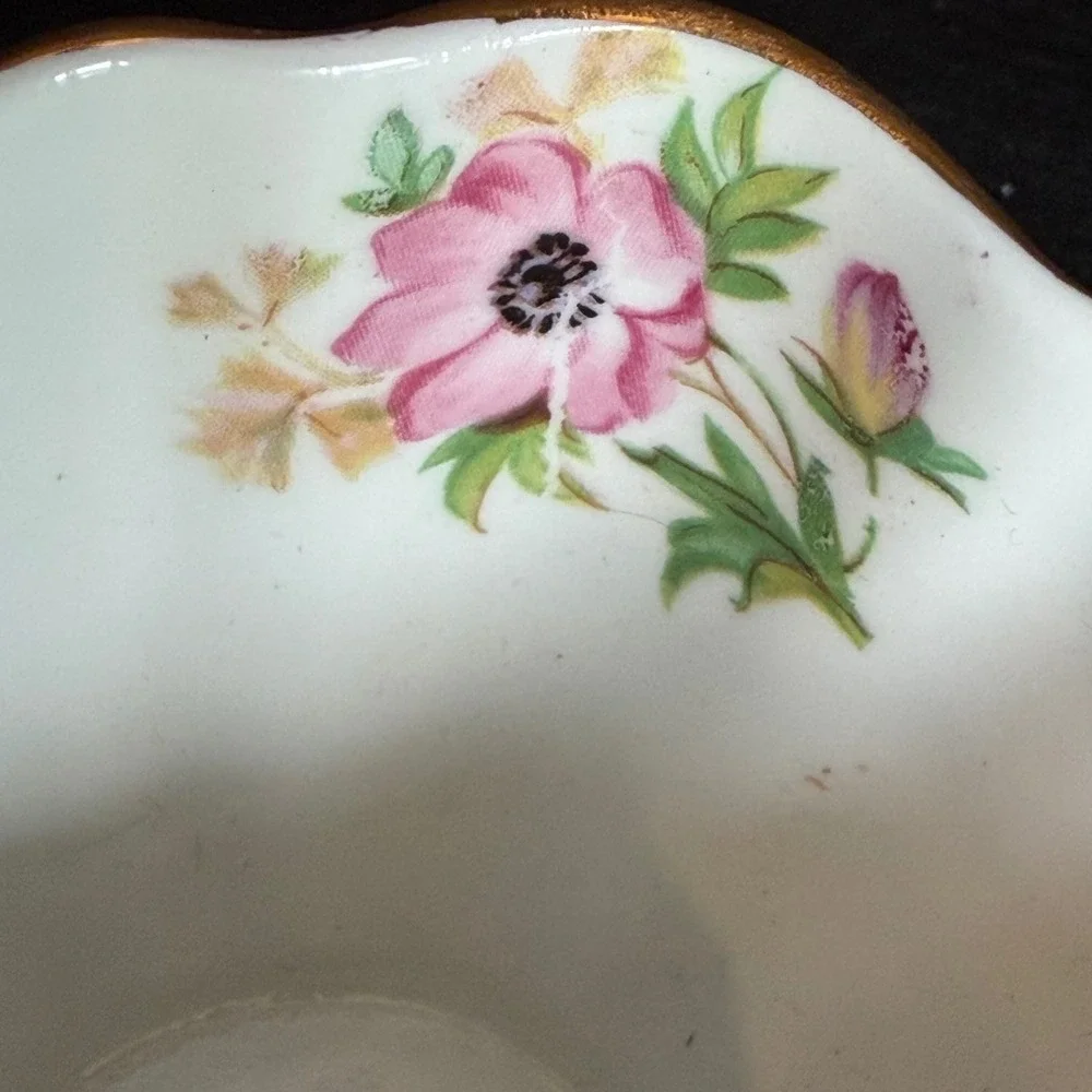 Victoria C&E Bone China England Floral Anemone Scalloped Sugar Bowl Gold Gilt